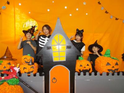 ハロウィンのブースで仮装する女の子たち