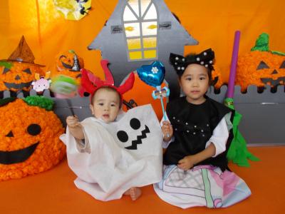 ハロウィンのブースで仮装する赤ちゃんとお姉ちゃん