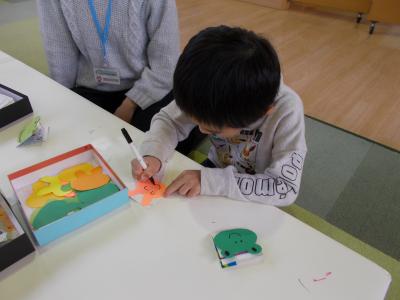 絵を一心不乱に描く男の子