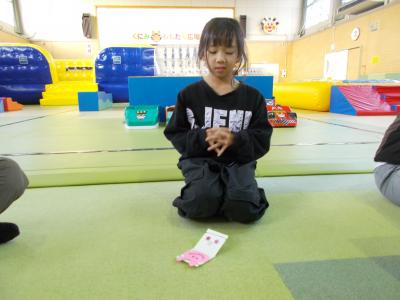 おもちゃが飛ぶのを見守る女の子