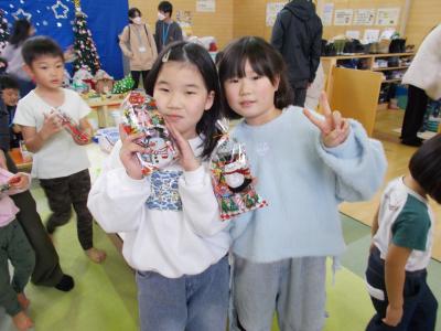 お菓子をもらってピースする女の子二人