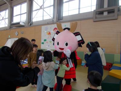 子どもに抱きつかれるももたん