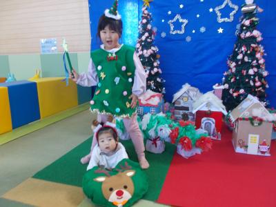 クリスマスのセットでコスプレする女の子と赤ちゃん
