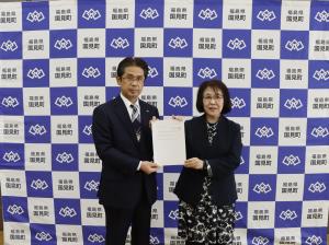 岩崎会長から村上町長へ答申