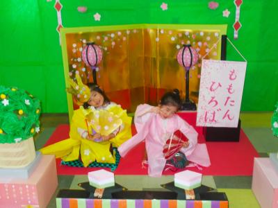 女の子二人がおひなさまになってピースしている