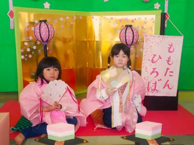 女の子二人がおすまししておひなさまになっている