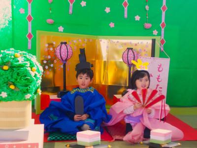 男の子と女の子がお内裏様とお雛様になっている