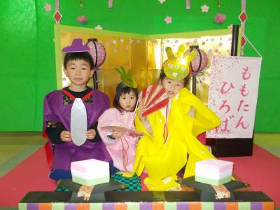 3人の子どもがお雛様とお内裏様になっている