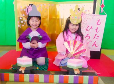 ２人の女の子がおひなさまになって少してれている