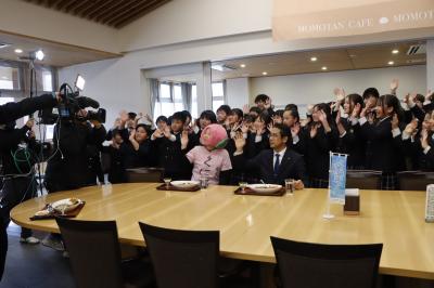 国見小学校児童らとテレビ中継の様子