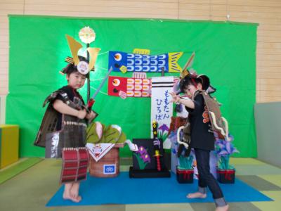 武将のコスプレでポースする男の子二人