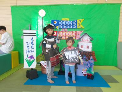 武将のコスチュームで剣を構える兄弟